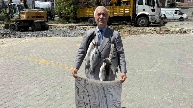 Balıkçı Kenan, boynuna astığı balıklarla İmamoğlu ve Özel’i protesto etti –  Ankara Haber