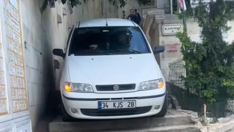 Eyüpsultan’da navigasyona aldanan sürücü merdivenlerde mahsur kaldı –  Ankara Haber