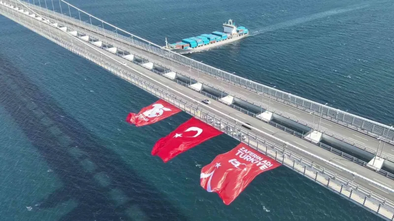 1915 Çanakkale Köprüsüne dev Türk bayrağı asıldı –  Ankara Haber