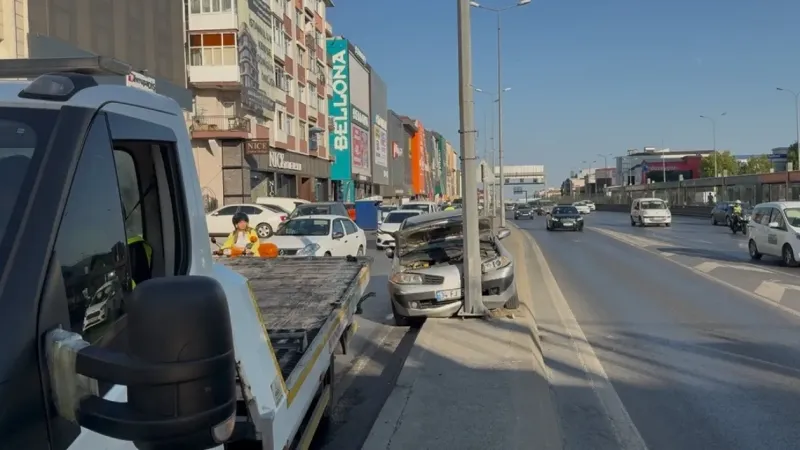 Avcılar E-5 yan yolda refüje çıkan araç elektrik direğine çarptı –  Ankara Haber